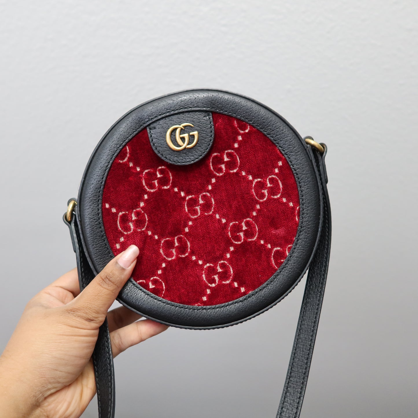 GUCCI Black Leather Red Velvet Circle Crossbody Bag