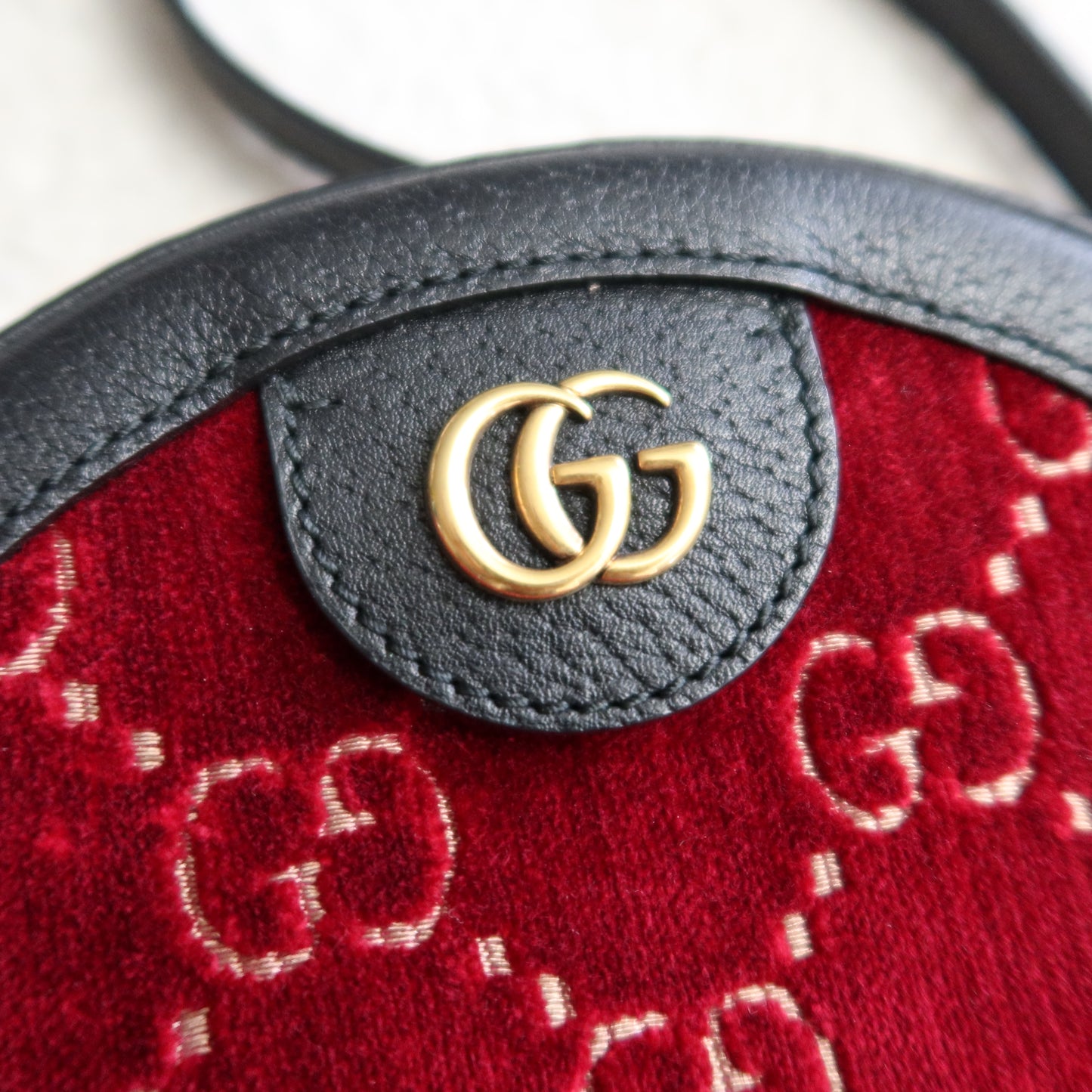 GUCCI Black Leather Red Velvet Circle Crossbody Bag