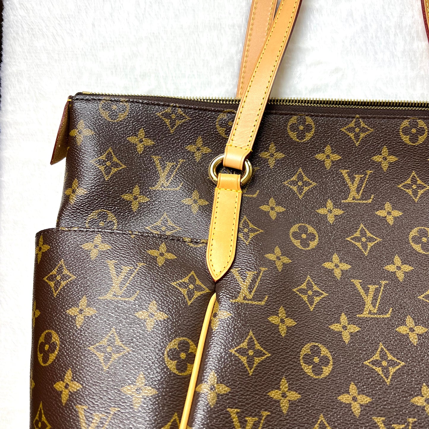 LOUIS VUITTON Monogram Totally MM