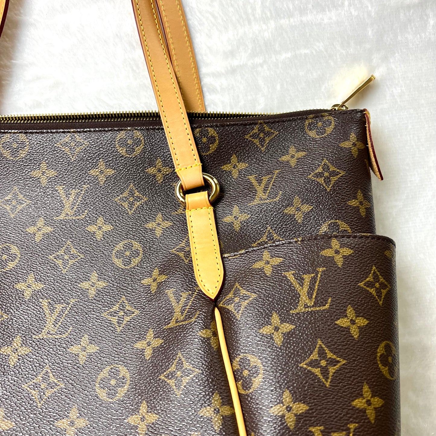 LOUIS VUITTON Monogram Totally MM