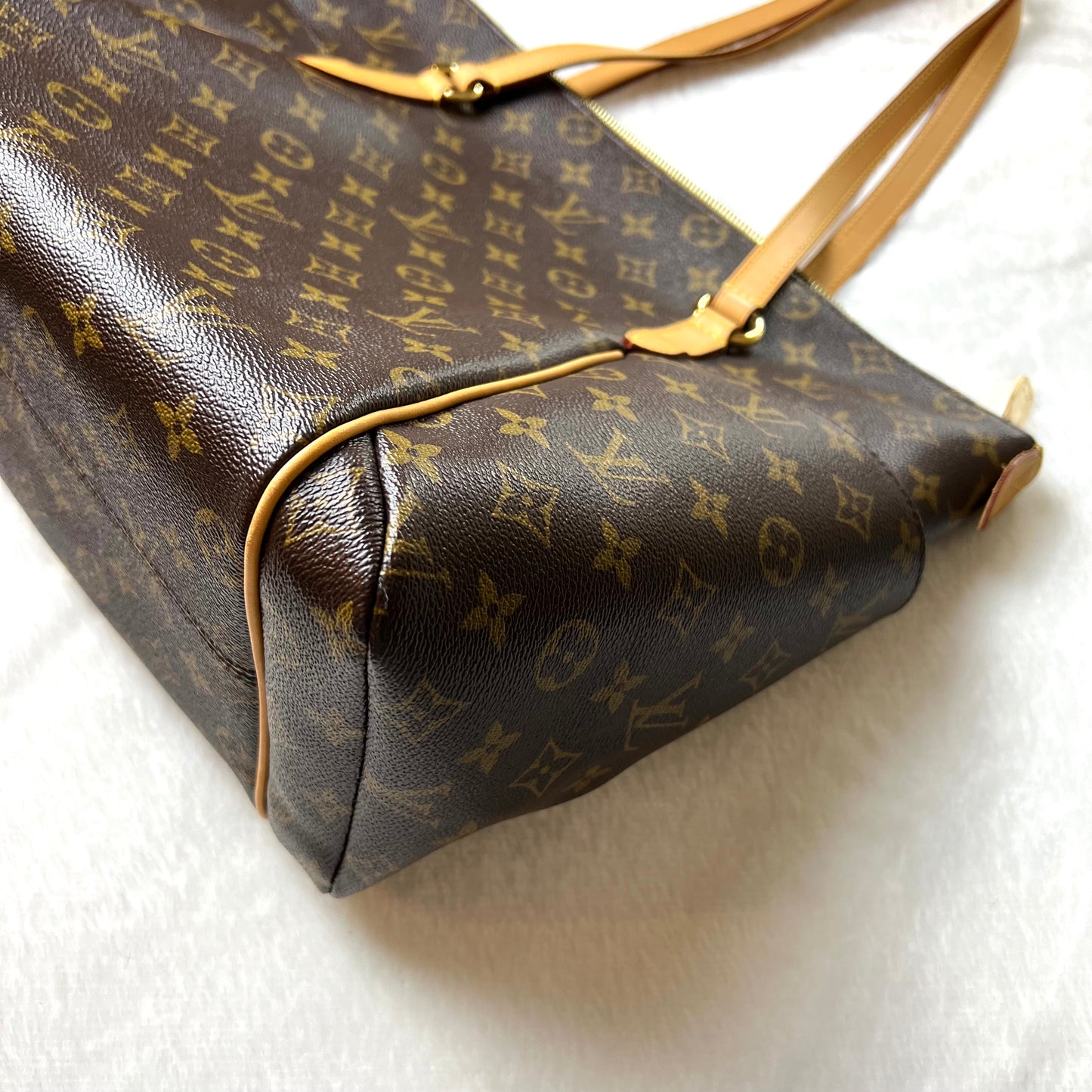 LOUIS VUITTON Monogram Totally MM