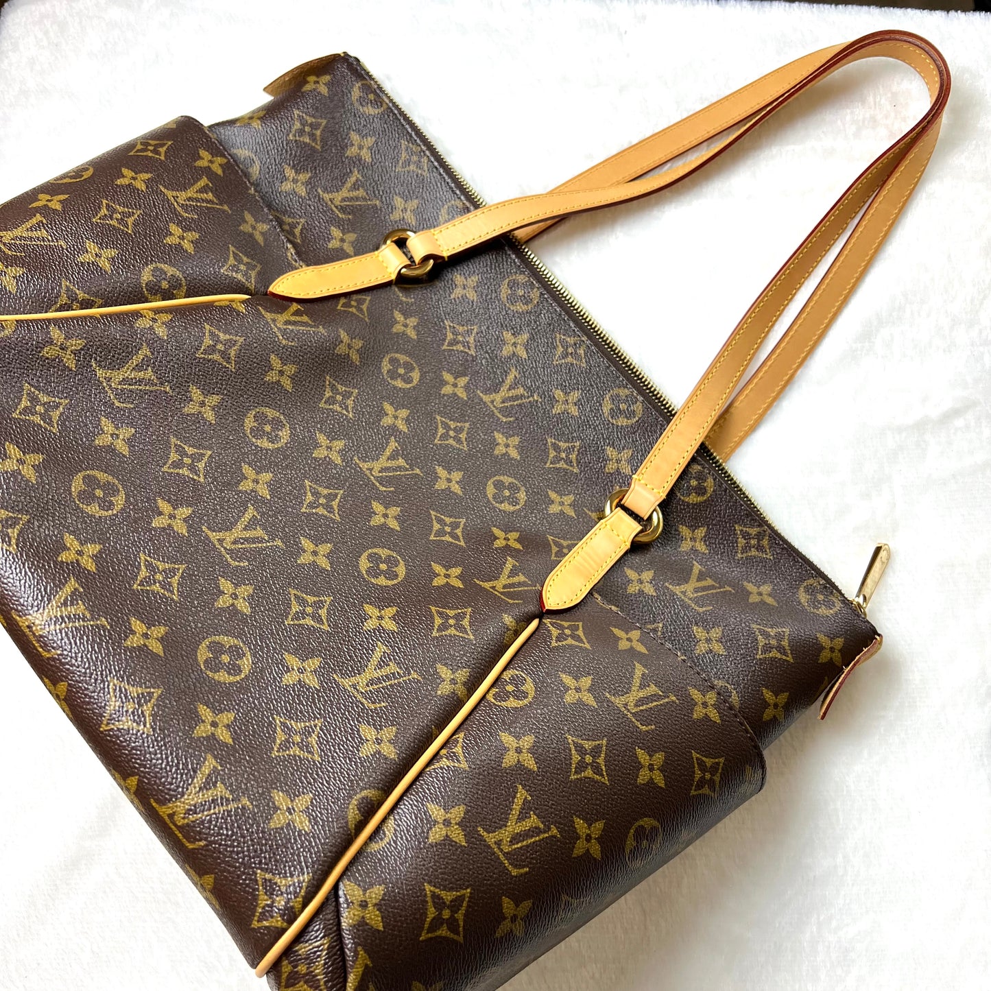 LOUIS VUITTON Monogram Totally MM