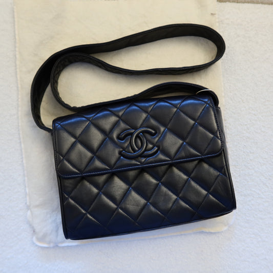 CHANEL 1994 Lambskin Quilted Black Shoulder Crossbody Bag