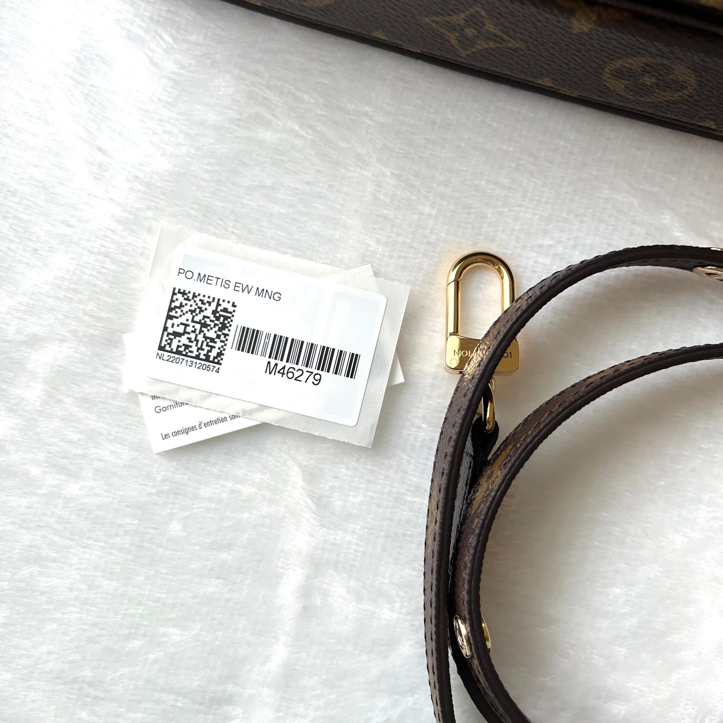 LOUIS VUITTON Monogram Pochette Metis East West